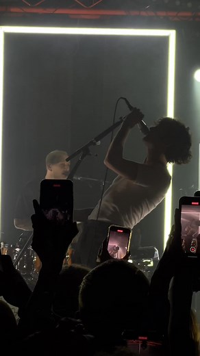 Emotional Response to The 1975's Live Performance of 'Robbers'