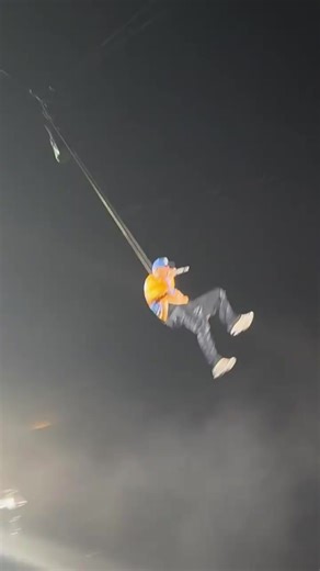 Breezy on stage guys…🤗😋😅