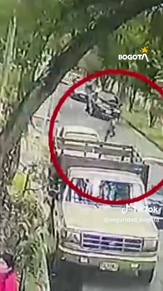 ¡Intentaron hurtarle $30 millones y terminaron capturados! Un ciudadano regresaba a su casa tras retirar dinero de un banco en el Salitre, cuando estos sujetos lo abordaron. Un policía que se movilizaba en un vehículo vio lo sucedido y, con el apoyo de varias patrullas, los interceptó y les incautó dos armas traumáticas. Este año, en Bogotá se han incautado 1.133 armas de fuego. Seguimos #DeFrenteContraElCrimen.