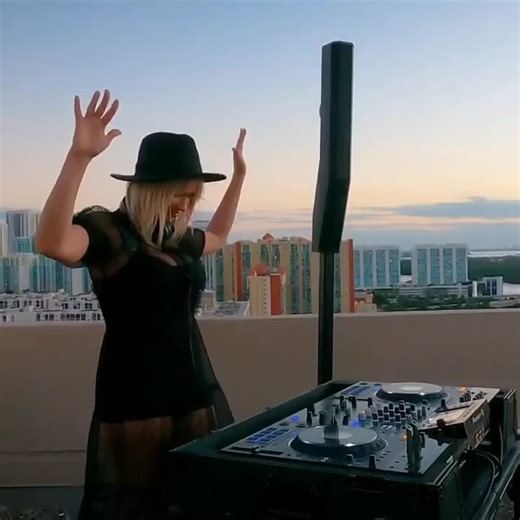 Videos de Radiointense🎧 (@radiointense21) con “sonido original - Radiointense🎧”