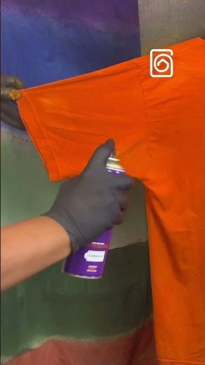 Tingindo camiseta colorida com tinta spray de tecidos