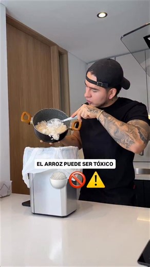JUAN C | Recetas | Viajes | Lifestyle on Instagram: "El arroz puede enfermarte😩🚫🍚 El arroz es uno de los alimentos que más fácil se contamina cuando lo dejamos horas fuera de la nevera. A temperatura ambiente, ciertas bacterias pueden crecer rápido y liberar toxinas que después ni el calor elimina. O sea, no es que esté “dañado”… es que puede estar riesgoso aunque se vea perfecto. Regla de oro: 👉 No lo dejes más de 2 horas por fuera. 👉 Enfríalo rápido. 👉 Guárdalo en la nevera apenas baje l