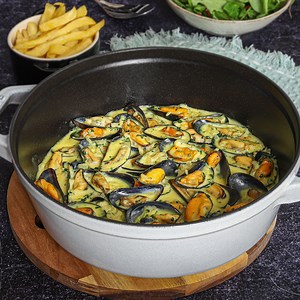 Des moules, une sauce parfumée au curry, Chef Christophe vous emmène en Charente-Maritime avec la recette de la mouclade ! La recette ➡ https://bit.ly/3Ojgtgy | 750g : Recettes de cuisine