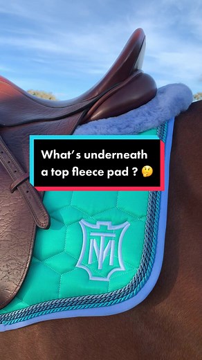 Here’s what the underside of a top fleece saddle pad looks like 👀 the lining is a wool blend fabric which dries easily and is really soft to the touch. ❤️🦄 (This saddle pad is ocean sheen, light blue fleece, light blue binding and piping in petrol, azur and aqua - the logo is light blue) #equestrian #mattes #hufglocken #eamattes #saddlepad #sheepskinsaddlepad