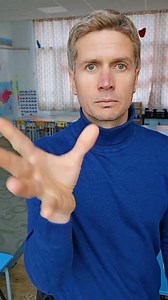 👇Si notre enfant nous parle mal, et qu' il crie "Je te déteste !", "T’es le pire des pères!", ce qu’il fait, c’est projeter ses émotions énormes comme une balle et nous la lancer de toutes ses forces. Et souvent, notre réflexe, c’est de la lui renvoyer avec la même intensité : "Tu ne me parles pas comme ça !" ou en menaçant d’une punition pour reprendre le contrôle. Mais ce jeu de ping-pong émotionnel ne mène qu’à une escalade… et on sait tous exactement comment ça finit. Alors, la prochaine fo