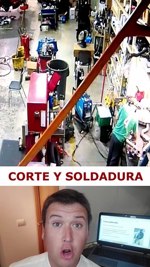 ¿Conoces el problema de los trabajos en caliente? Te cuento. Se suele llamar “trabajos en caliente” a toda aquella tarea que produzca llamas abiertas, calor chispas, incendios e incluso explosiones. Por eso se incluyen trabajos como el pulido de aluminio y magnesio. Trabajos mecánicos metal con metal. E incluso corte de ladrillo y cerámica en albañilería. Muchos motivos pueden iniciar un incendio. Una herramienta sobrecargada Poca distancia de seguridad hacia sustancias combustibles e inflamable
