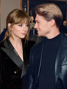 122K views · 233 reactions | “New photos hint Taylor’s moved on — and fans are divided”  After her split from Joe Alwyn, the singer’s latest public moments with a familiar face are fueling romance rumors once again. One image in particular has everyone talking. Full story in the comments below  | All About Everything | Facebook