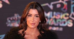 Jenifer renversante en mini-robe noire pailletée à franges et bottines plissées en cuir