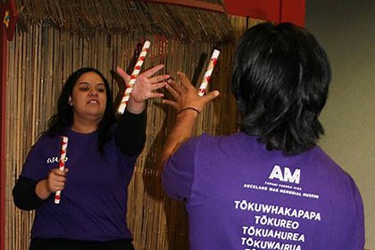 How to play tītītōrea