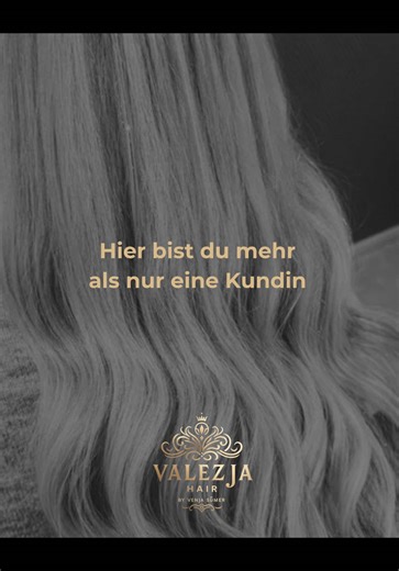 Heute war meine Kundin wieder bei mir — nicht, weil etwas raus war, sondern weil wir einfach in Verbindung geblieben sind. Wir haben gemeinsam noch einmal über die Bondings geschaut, ein paar Strähnchen ergänzt und mit feinen Glitzersträhnen einen kleinen Extra-Glow gesetzt. Genau dafür stehe ich: Du bist hier kein schneller Termin. Ich nehme mir Zeit, höre zu und begleite dich weiter 🤍 Wie gefällt euch dieses kleine Upgrade? Schreibt es mir gern in die Kommentare — ich freue mich auf eure Mein