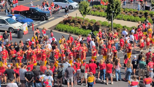 HOMECOMING GORILLA WALK 🦍🏈 Pitt State Football | Pittsburg State Athletics