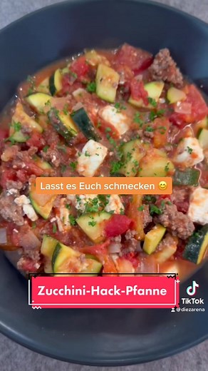 Zucchini-Hack-Pfanne 🥒😍 Heute haben wir eine leckere Zucchini-Hack-Pfanne für Euch 🤗 Zutaten für 4 Portionen: - 2 EL Rapsöl - 4 Strauchtomaten - 2 Dosen Tomaten (stückig) - 4 Zucchini - 2 Zwiebeln - Etwas Salz & Pfeffer - 500g Rinderhackfleisch - 200g Feta (fettarm) Zubereitung: 1. Zwiebeln pellen und in Würfel schneiden. Zucchini und Tomaten waschen und ebenfalls in Würfel schneiden 2. Öl in einer Pfanne erhitzen. Zwiebeln und Hackfleisch anbraten. Mit Pfeffer und Salz würzen und nach ca. 2 