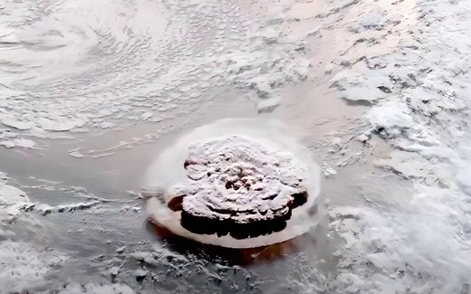 汤加火山喷发引起海啸，卫星拍摄震撼画面！