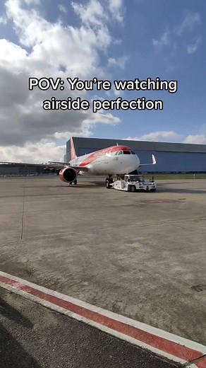 Tug 🤝 A320 : a true love story 🧡 #easyjet #airline #aircraft #a320 #tug #airport