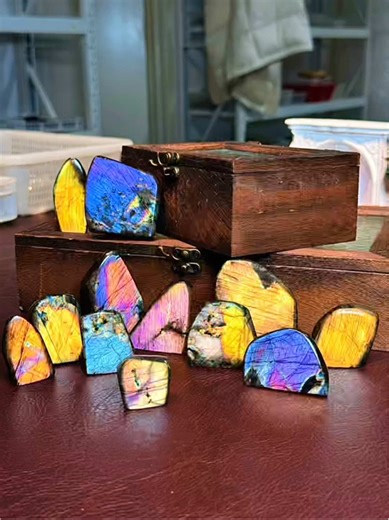 Rainbow labradorite, which is on sale today, is cheap and will be there.😍 #labradorite #crystal #crystals #agate #labradoritecrystal