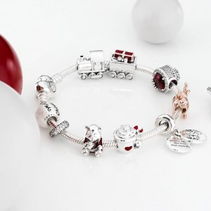 38K views · 2.2K reactions | Fühlt sich fast schon wie Weihnachten an, wenn man sich unsere süßen neuen Charms anschaut  Wem wird bei unseren Neuheiten noch ganz weihnachtlich-warm ums Herz ? https://go.pandora.net/2OyaKro | Pandora | Facebook