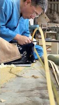 【竹虎】① 一本の竹を綺麗に半分に割る職人技！一閑張り行李の竹割りと竹ヒゴ作り Japanese bamboo craft Ikkanbari #shorts