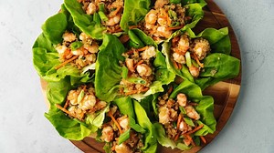 33K views · 69 reactions | These keto shrimp lettuce wraps are the perfect high protein appetizer or meal prep recipe. Juicy shrimp combined with cauliflower rice and familiar Asian inspired flavors…all wrapped in lettuce cups. The best part is they are ready in 20 minutes! ✅Recipe: https://jenniferbanz.com/keto-shrimp-lettuce-wraps | Low Carb Recipes with Jennifer | Facebook