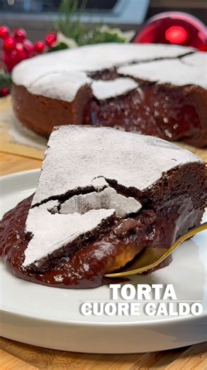 Giuseppe Maiello on Instagram: "🍫TORTA CUORE CALDO 5 INGREDIENTI ❌ Senza lattosio, senza zuccheri aggiunti… Insomma, ADATTA PROPRIO A TUTTI 😍 Questa torta al cioccolato ha fatto letteralmente impazzire il web‼️ Una torta dal cuore fondente, che si prepara con solo cinque ingredienti, letteralmente in 5 minuti di orologio, BUONISSIMA 🤤 Insomma, che aspetti a salvare la ricetta⁉️📲 Lascia un “MI PIACE” è il tuo modo di dirmi grazie 🙏🏻❤️ ✌🏻 Seg