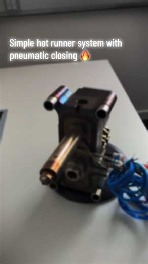 Simple hot runner system with pneumatic closing. #engel #mold #engelpolska