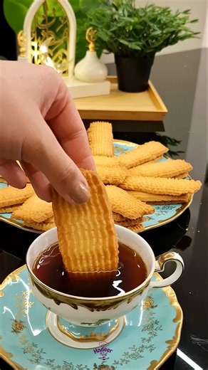 بسكوت العيد بالسمنه وبالكيس دايب وطعمه خطير❤️👌 #food #بسكوت_العيد #بسكوت_النشادر #مخبوزات_العيد