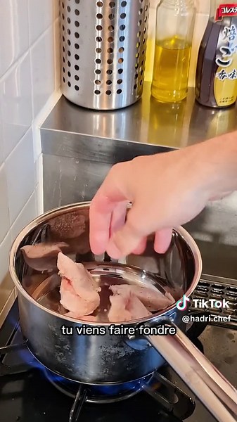 Comment faire du confit de canard ? Après avoir perdu du temps à naviguer sur ma chaîne YouTube de cuisine préférée (ina.fr), je suis tombé sur une vieille émission de Maïté qui montrait comment préparer du confit de canard des Landes. Sans plus attendre (et après avoir harcelé ma femme pendant deux semaines), j'ai commandé un canard et j'ai préparé mon confit ! D'ailleurs, c'est un plat idéal pour s'entraîner à faire des conserves et découvrir la cuisine du sud ouest de la france. . #confitdeca