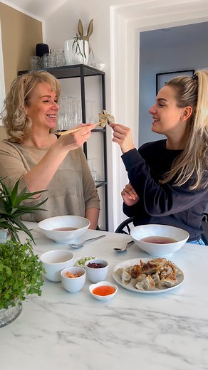 Thamar Bos on Instagram: "GYOZA NIGHT 🥟✨| met Gyoza soep met miso en pindakaas 🥜 Ik ben dól op gyoza’s en verwerk ze dan ook erg graag in recepten.💁🏼‍♀️ Dit keer een miso pindakaas soep met Gyoza’s van @bibigo.nl (gekocht bij Amazing Oriental 🥢). Het leukste vind ik om er een echte gyoza avond van te maken; de bouillon maak ik van te voren en tijdens het serveren zet ik al mijn favoriete toppings op tafel, zoals kimchi van Bibigo, maïs, bosui en chiliolie.🌶️ Met wie organiseer jij een gyoz