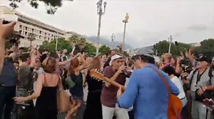 330K views · 10K reactions | Aujourd'hui 21 juin 2021, jour historique : lors d'une fête de la musique, des musicien-nes seront sans doute verbalisé-es pour avoir osé jouer de façon impromptue dans la rue... Longue vie au spectacle vivant et à la musique de rue, celle qu'on aime, celle qui rassemble, celle qui fait fleurir et les sourires et les pas de danse :) Belles ondes à Nous ! | HK | Facebook