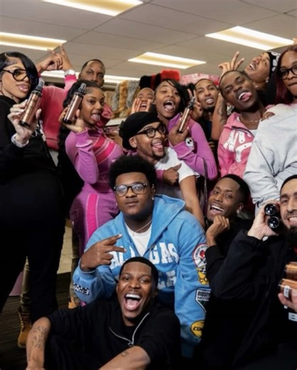 Hey guys update ✨: IM AM OFFICIAL FEMMÉ BOY 🤴🏽🥹 !!! Ian had the chance to sit and cry to myself yet cause I been on go tryna move my stuff and make sure everything is perfect for me but this all is still a dream to me 🥺 new city , new friends , new senery , new goals , more ….. im so ready to see what this new chapter holds for me im ready to be booked and busy how i was at home that’s only hard part for me rn 😩 been 4 days without doing hair when im used to doing 2-4 heads a day seriously 