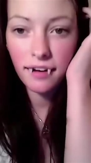 Automatic Retractable Vampire Fangs