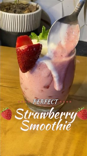 Cafe Style Strawberry Smoothie! 🍓🤤 #food #smoothie #summerdrink #starbucks