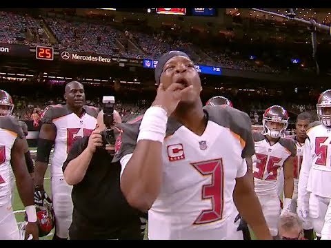 Jameis Winston Licks Fingers in Bizzarre Pregame Speech
