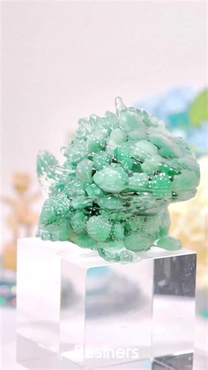 Sometimes you don’t need complicated techniques, just a mold, some fun fillers, and a little creativity 🦖✨Perfect for resin beginners who want to experiment and play with textures! What would you fill this dinosaur mold with? Share your ideas below! #Resiners #resinart #epoxyresin #resinartwork #epoxyresinart #resinobsessed