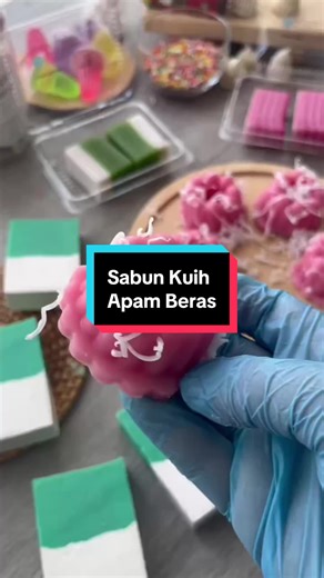 Sabun Kuih Apam Beras (Kaedah Melt & Pour) Bahan-bahan (1kg sabun): 1kg SoapLab’s Handmade Three Butter Soap Base 50g Eucalyptus & Spearmint Essential Oil 5g Rose Red Mica 10g Glycerin Rubbing Alcohol – untuk spray Silicone Mould Untuk beli bahan atau belajar cara buat produk ini: 📲 click contact us Untuk akses 600 video DIY secara PERCUMA, DM kami 📩