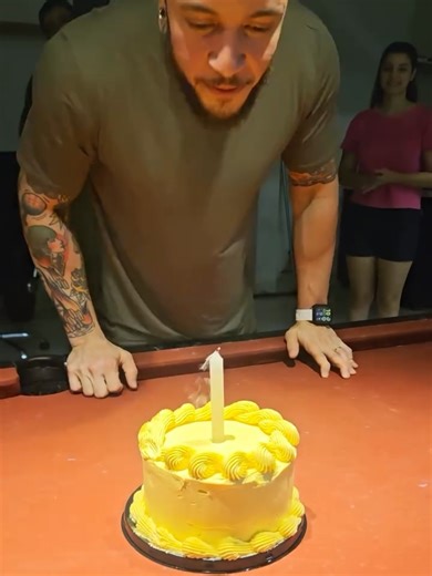 Sábado, dia 03, foi aniversário do grande mestre Doug 🔥 Por aqui, teve torneio de sinuca, um bolo feito NA HORA, e muita alegria com quem a gente gosta. Parabéns, Doug 🤘🏼 Que seja um ano de vida sensacional pra ti, com muita felicidade e só o que o universo tem de melhor pra sua vida! #campograndems #tattoo #furfactorystudio #aniversario