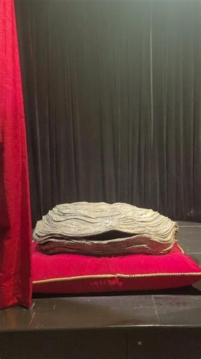 Discovering an Exhibit, Mysterious Clamshell, journaway DACH from Alexandra B. ❓