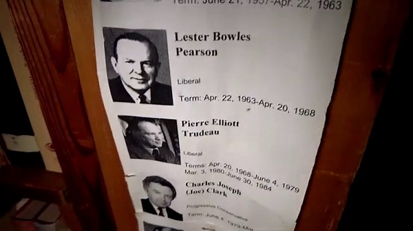 Exploring a huge abandoned bookstore: Forgotten stories and hidden treasures