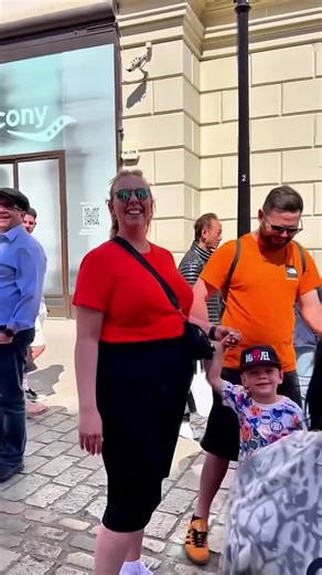 They had a good laugh. #valentinethestatue #livingstatue #prank