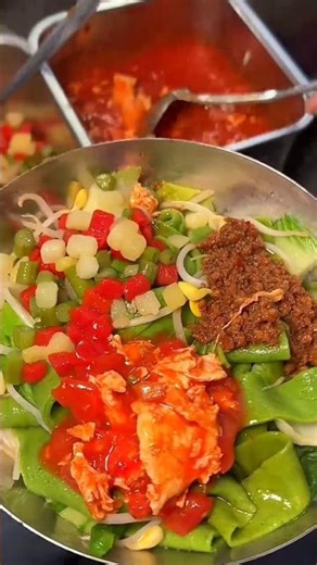 সবুজ রঙের নুডলস 😋 #food #noodles #streetfood