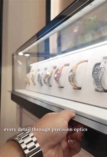 New watch showcase: Luxurious display under light and shadow boosts sales by 25%. Light and shadow are redefined—display is no longer mere placement. When details come into focus, materials are illuminated, and contours are outlined, the value of a timepiece is revealed in the very first second. Struggling to showcase true texture with traditional display cases? Flat lighting, weak layering, short customer dwell time, and premium pieces that get “lost”? The new watch display showcase uses high-C