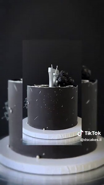 Birthday Cake Decorating: Black Cake Ideas