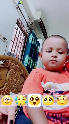 Child's Emotion Capture with Emoji Change Face