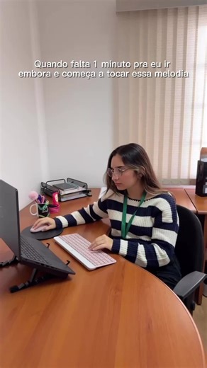 Novo Tempo RH on Instagram: "A famosa chuva "pega peão" 🥲 #foryou #humor #clt #trabalho"