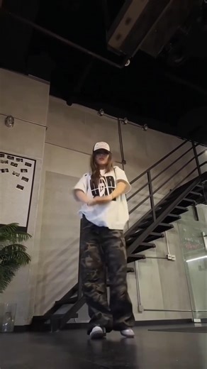 SLICK BACK 😀 DANCE A CUTE GIRL🥰💬 SONG 🎵 IS SLICK BACK #dance #foryou #fyp #edit