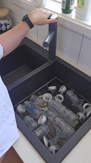 The fun of bottle feeding twin baby's overnight... lots of bottles to clean and sterlize... #twins #twinmum #twinmumlife #twinmom #twinmomlife #feedingtwins #bottlefeedingtwins #twinbabies