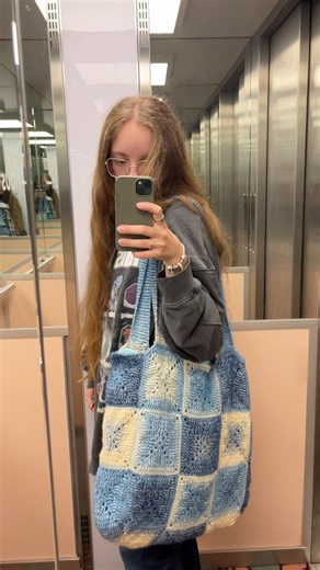 Make this easy granny square tote bag 🧶#crochet #grannysquare #crochettutorial #crochetbag