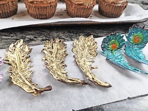 How to Make Chocolate Feathers to Decorate Your Cakes, Cupcakes and Desserts