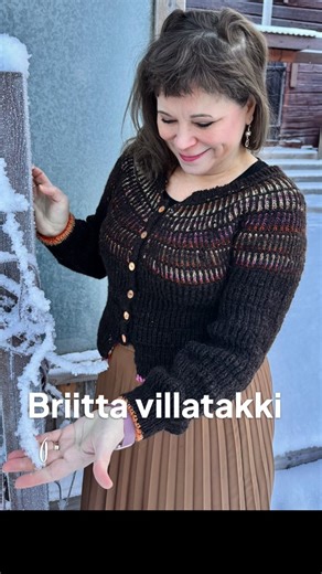 Butik frilla on Instagram: "Briitta villatakin ohje julkaistaan 16.1. ✨✨ Kaunis briossivillatakki on neulottu Idän Kehräämön Helmiäinen Sport ja Schoppel Wollen Edition 3 langoista. Ohjeen ovat luoneet @villapesuohjelma Pirjo ja Katri jotka pyörittävät sisarpowerilla neuleaiheista Youtubekanavaa Villapesuohjelmaa jo kahdeksatta vuotta! ✨✨ Villapesuohjelman 8-vuotis synttäreitä vietetään Butik frillassa 16.-17.1. Luvassa pe myös suora live-lähetys Villapesuohjelman Youtubekanavalla jossa tarkemma