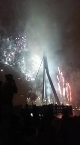 💥 • 🎉 #NewYearsFireworks ▶️ “Get a glimpse of the Erasmusbrug New Years Fireworks. .. ” ― Gwendell Mercelina, Jr. ________________________________________________ · · · 📽 ▶️ WENSHOW | WENSHOW