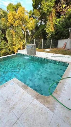 Construção de piscina de vinil com borda infinita em Mairiporã - SP